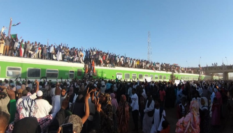 قطار الخرطوم وصل إلى عطبرة محملا بآلاف السودانيين