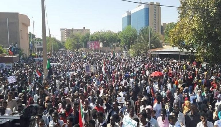 قطار الخرطوم وصل إلى عطبرة محملا بآلاف السودانيين