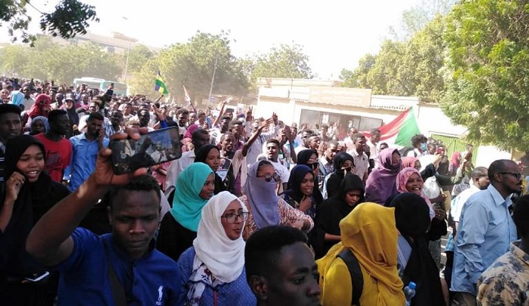قطار الخرطوم وصل إلى عطبرة محملا بآلاف السودانيين