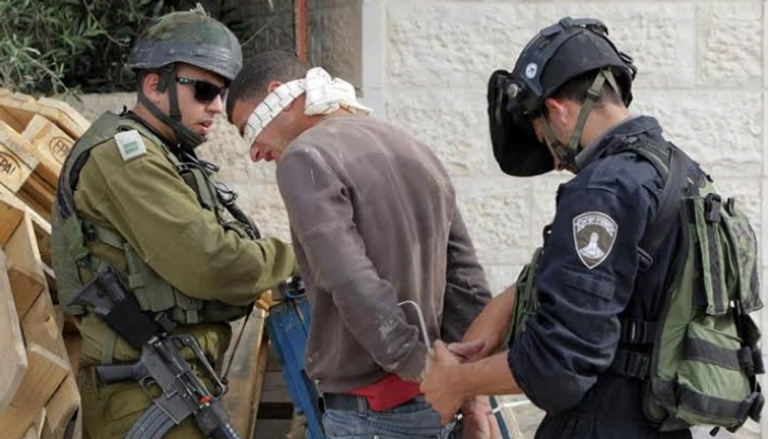 الاحتلال الإسرائيلي يعتقل شابا فلسطينيا - أرشيفية