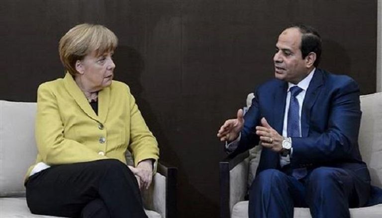 الرئيس المصري عبدالفتاح السيسي والمستشارة الألمانية في لقاء سابق