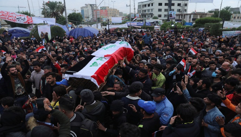 العراقيون يشيعون جثمان بعض ضحايا المظاهرات