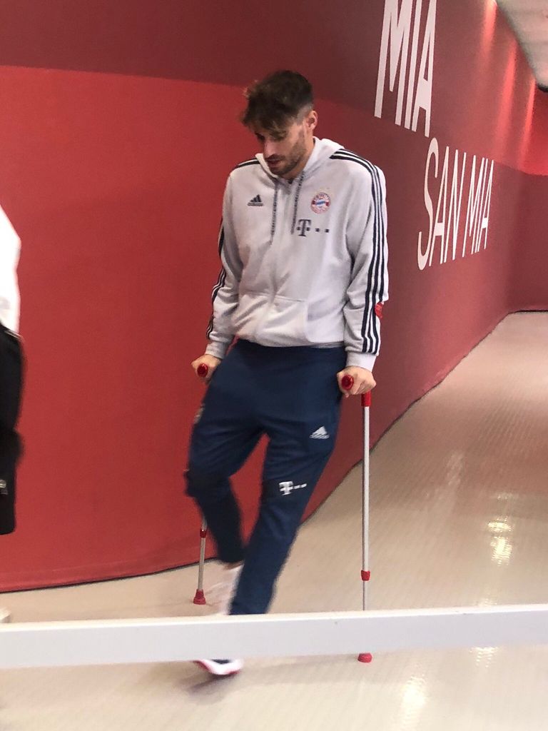 مارتينيز عند خروجه من الملعب خافي مارتينيز