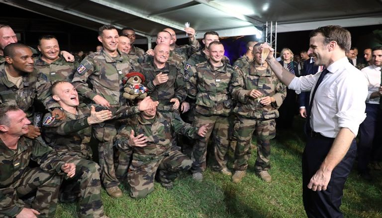 إيمانويل ماكرون خلال تواجده مع جنود فرنسيين في مدينة أبيدجان إيمانويل ماكرون خلال تواجده مع جنود فرنسيين في مدينة أبيدجان