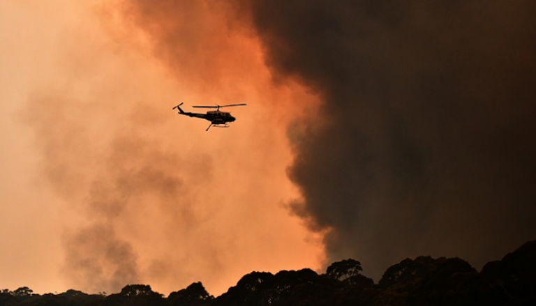 هليكوبتر تشارك في مكافحة الحرائق