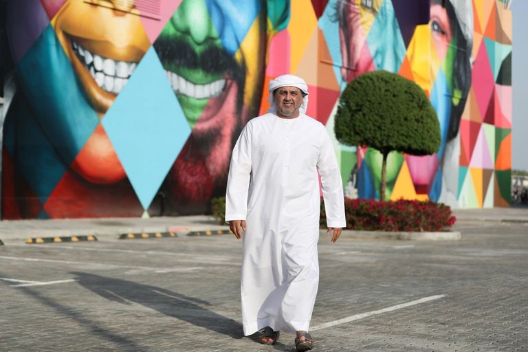 اللوحة الجدارية تصور وجوهاً من مختلف الجنسيات والأعراق