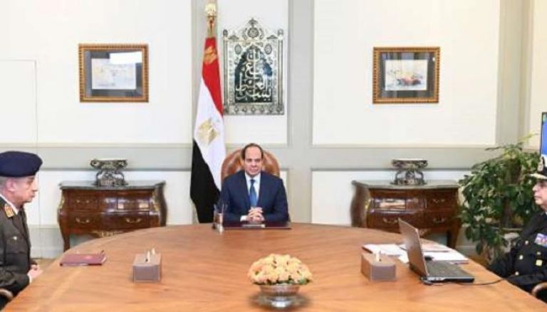 الرئيس المصري خلال لقاء وزير الدفاع وقائد القوات البحرية