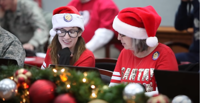 طائرتان مقاتلتان تتعقبان مسار بابا نويل حول العالم - أرشيفية