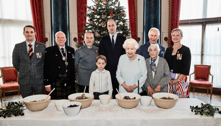 الملكة إليزابيث تعد حلوى عيد الميلاد بمساعدة ابنها وحفيديها