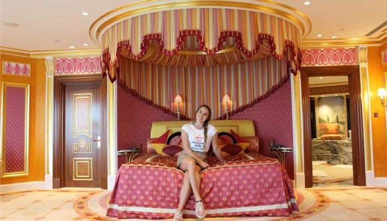 مراسلة إنسايدر داخل غرفة النوم بالجناح الملكي