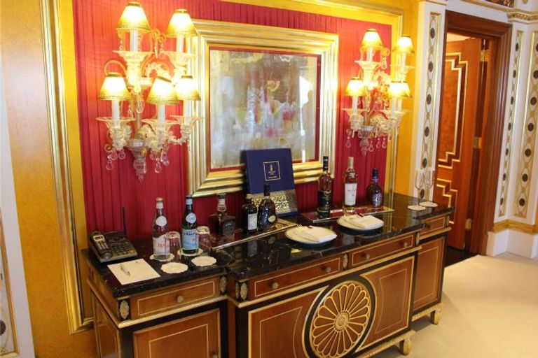 مراسلة إنسايدر داخل غرفة النوم بالجناح الملكي