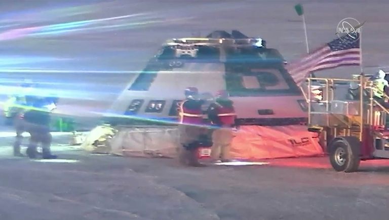 الكبسولة "ستارلاينر" تهبط في صحراء نيو مكسيكو