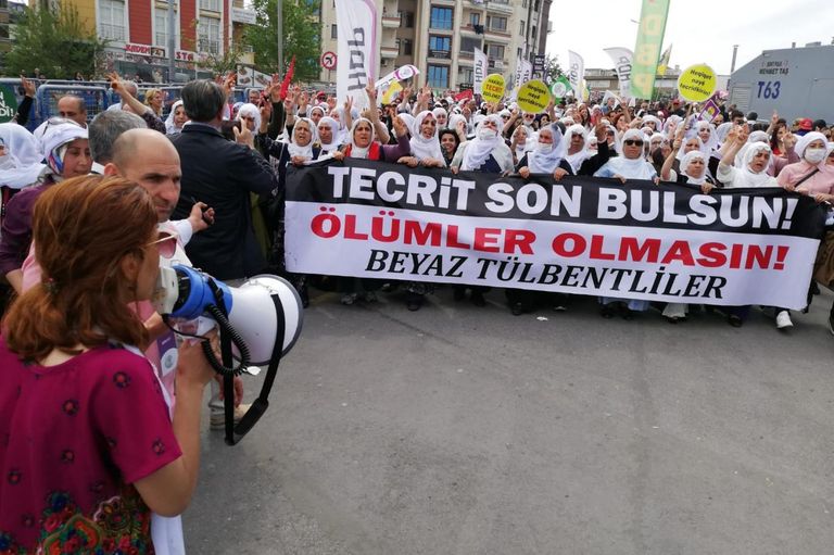 أمهات المعتقلين المضربات عن الطعام لرفع العزلة عن المحكومين والمعتقلين في السجون التركية أحد سجون أردوغان في تركيا