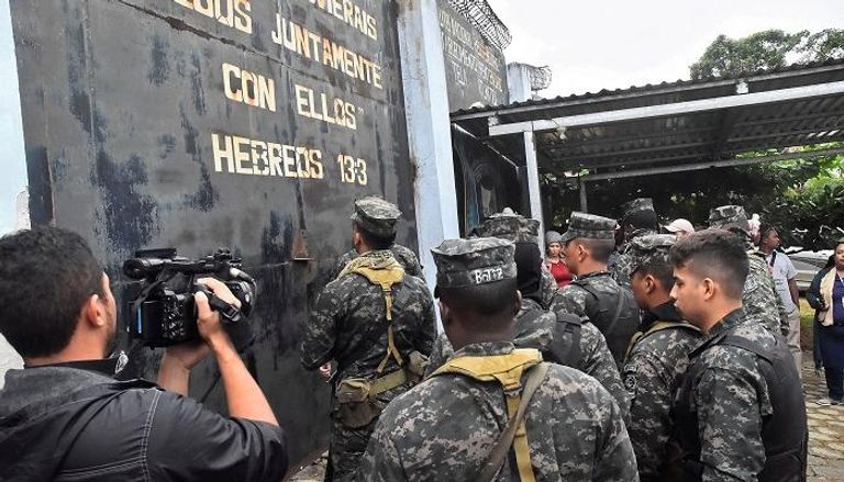 قوات الأمن أمام أحد السجون في هندوراس