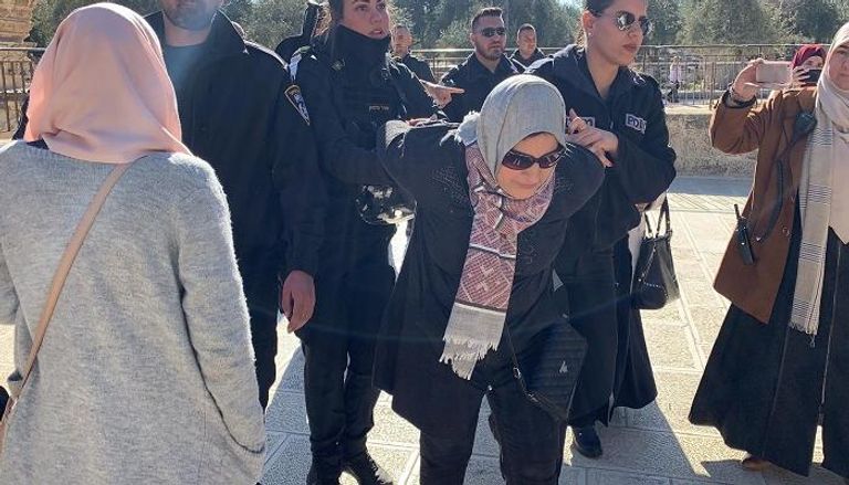شرطة الاحتلال الإسرائيلي تعتقل فلسطينيات تصدين لاقتحام الأقصى