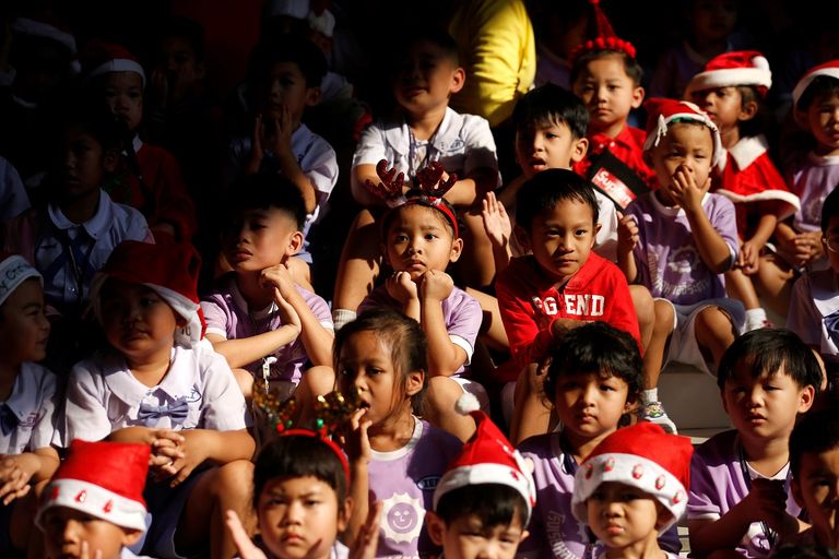 الأفيال ومدربوها يوزعون الهدايا على التلاميذ