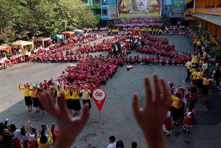 الأفيال ومدربوها يوزعون الهدايا على التلاميذ
