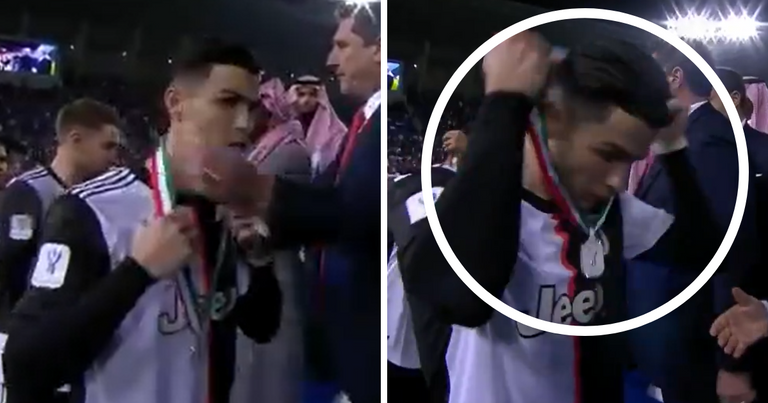 رونالدو عند استلام الميدالية كريستيانو رونالدو