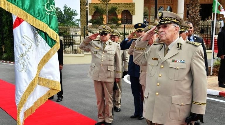 تكريم قايد صالح بوسام الاستحقاق الوطني