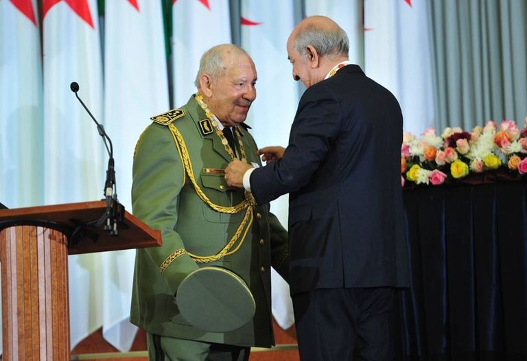 تكريم قايد صالح بوسام الاستحقاق الوطني