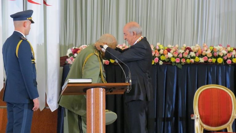 تكريم قايد صالح بوسام الاستحقاق الوطني