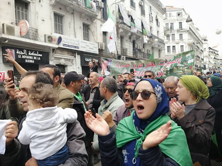 مظاهرة لطلبة الجزائر مطالبة بالتغيير الجذري - أرشيفية مظاهرة لطلبة الجزائر مطالبة بالتغيير الجذري - أرشيفية