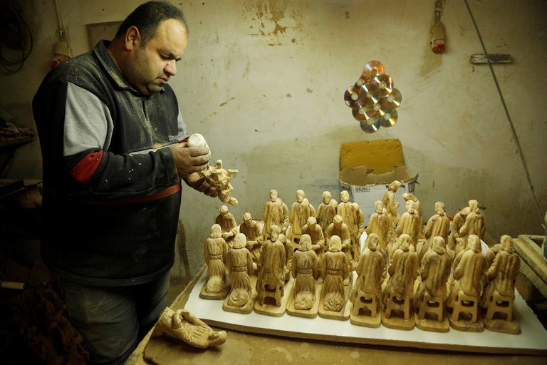 تمثال للمسيح مصنوع من شجرة معمرة