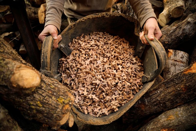 تمثال للمسيح مصنوع من شجرة معمرة