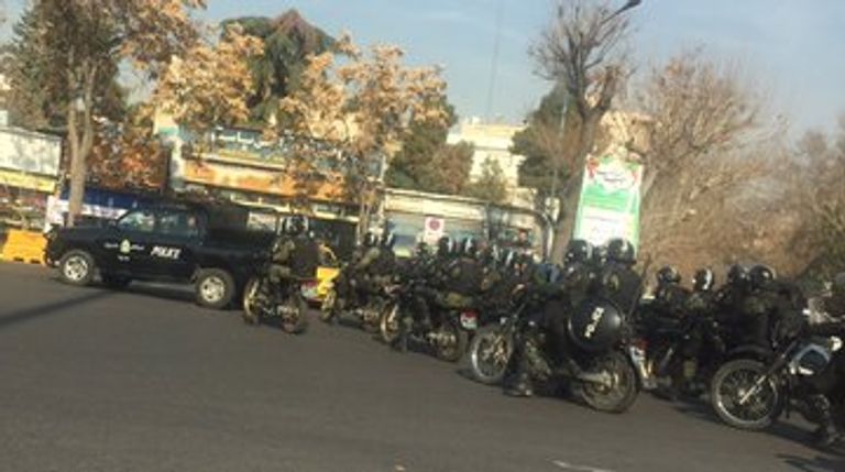 الشرطة الإيرانية تشدد من وجودها بمحيط المستشفى الذى توفي داخله الزعيم الصوفي نور علي تابندة نور علي تابندة زعيم طائفة الدراويش - أرشيفية