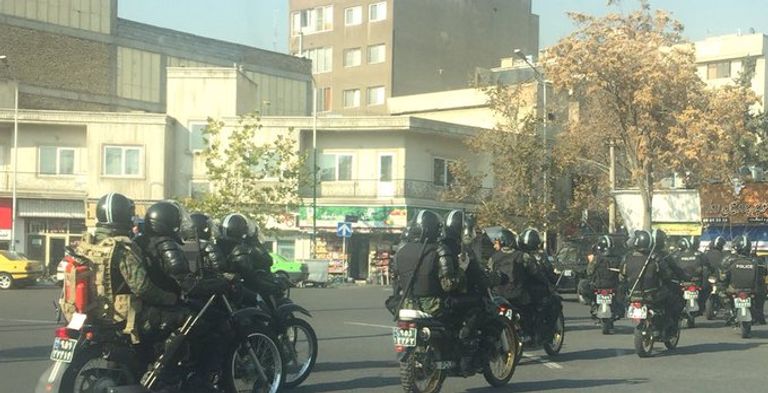 الشرطة الإيرانية تشدد تواجدها بمحيط المستشفى التى توفى داخلها الزعيم الصوفي نور علي تابندة نور علي تابندة زعيم طائفة الدراويش - أرشيفية