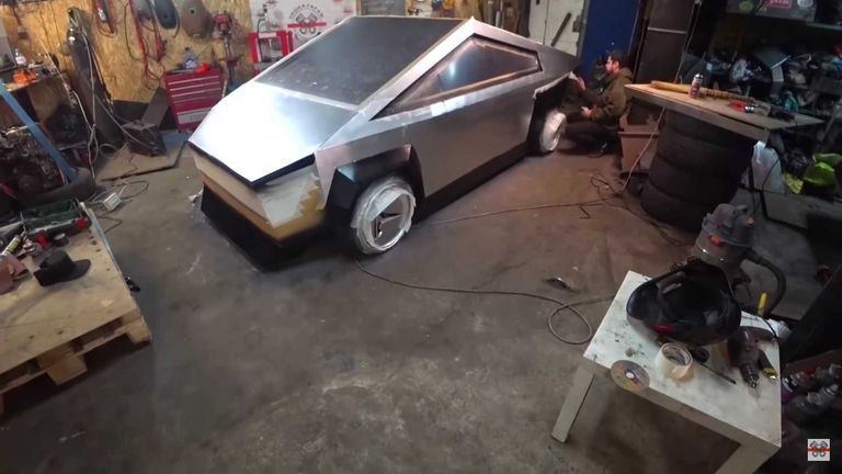 سيارة لادا بعد أن تحولت إلى شاحنة تسلا