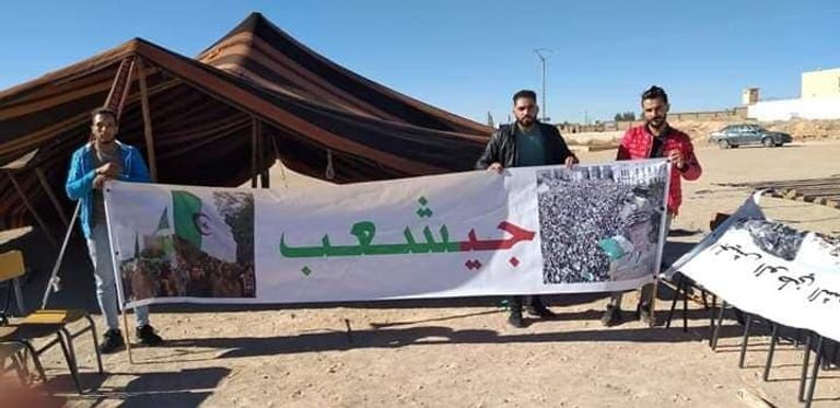 الجزائريون يقيمون خيم عزاء مفتوحة على روح قائد الجيش جثمان قائد الجيش الجزائري الراحل أحمد قايد صالح