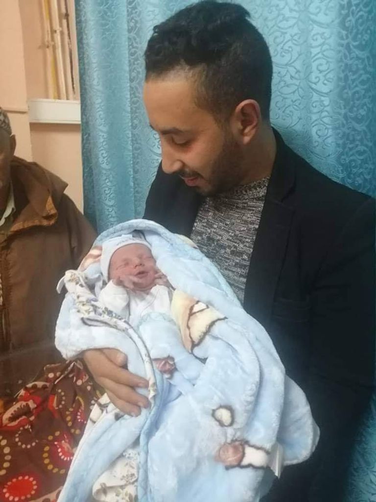 أحد المواليد الجدد باسم أحمد قايد صالح جثمان قائد الجيش الجزائري الراحل أحمد قايد صالح