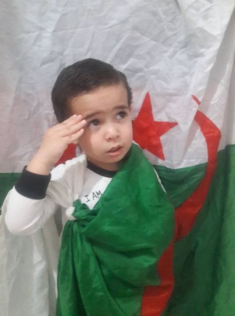 طفل جزائري يؤدي التحية العسكرية لوداع قائد الجيش جثمان قائد الجيش الجزائري الراحل أحمد قايد صالح