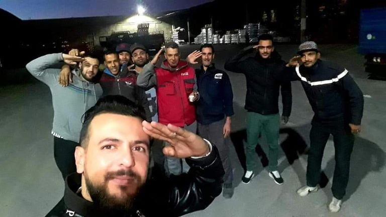 وداع الجزائريين لقائد الجيش جثمان قائد الجيش الجزائري الراحل أحمد قايد صالح