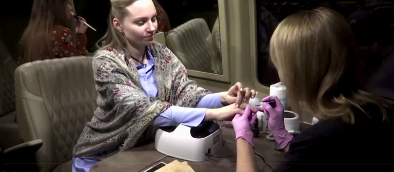 لا تضيعي الوقت.. "تاكسي الجمال" صالون متحرك يوصلك إلى وجهتك