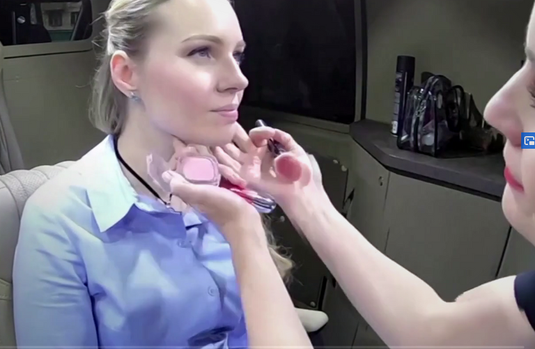 لا تضيعي الوقت.. "تاكسي الجمال" صالون متحرك يوصلك إلى وجهتك