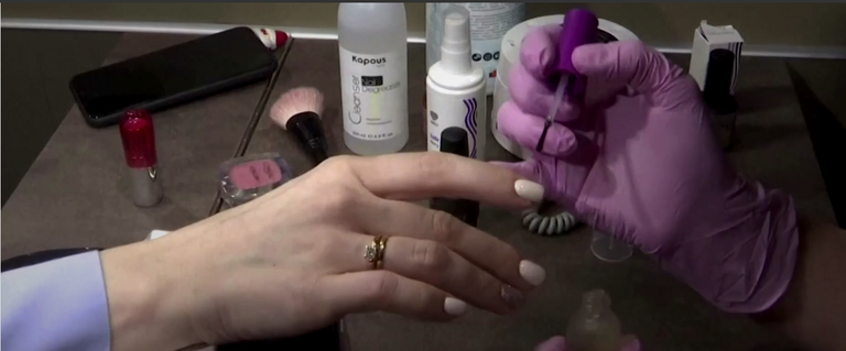 لا تضيعي الوقت.. "تاكسي الجمال" صالون متحرك يوصلك إلى وجهتك