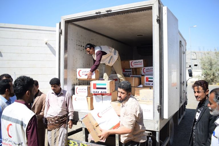 شحنة أدوية ومحاليل إماراتية لمكافحة حمى الضنك في شبوة اليمنية