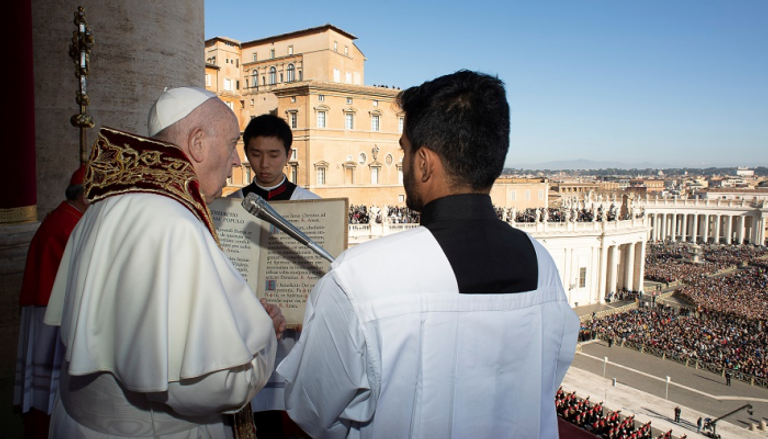البابا فرنسيس بابا الكنيسة الكاثوليكية يقرأ رسالة عيد الميلاد