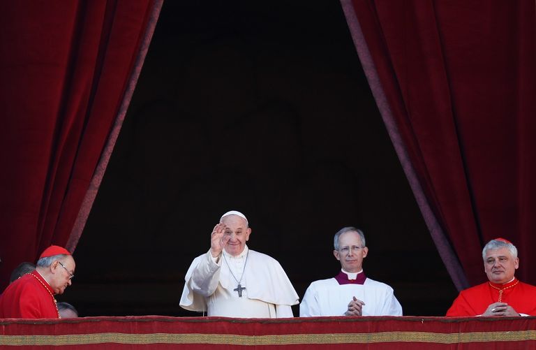 البابا فرنسيس بابا الكنيسة الكاثوليكية يقرأ رسالة عيد الميلاد