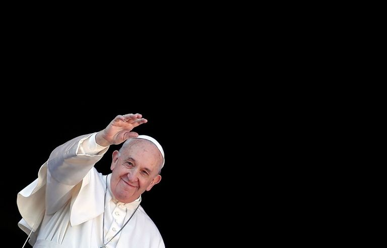 البابا فرنسيس بابا الكنيسة الكاثوليكية يقرأ رسالة عيد الميلاد