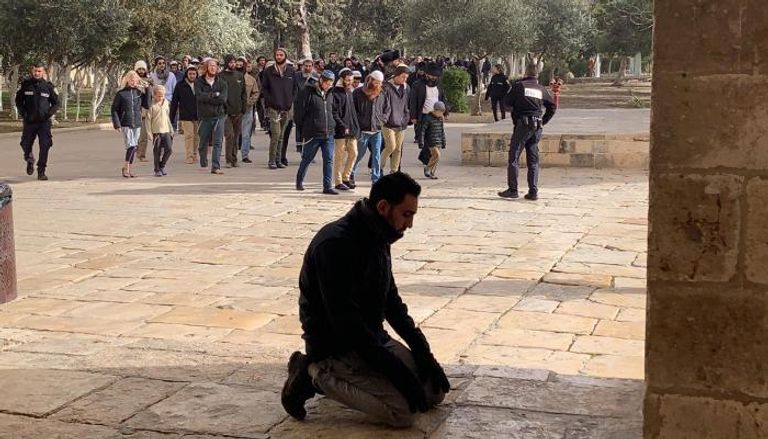 فلسطيني يصلي بباحات الأقصى ردا على اقتحامات المستوطنين