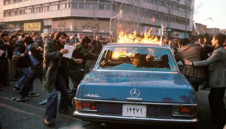 إيرانيون يهاجمون سيارة تابعة للشرطة بطهران عام 1979