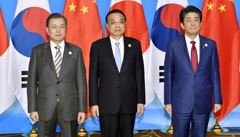 رئيس الوزراء الصيني يتوسط نظيريه الياباني والكوري الجنوبي 