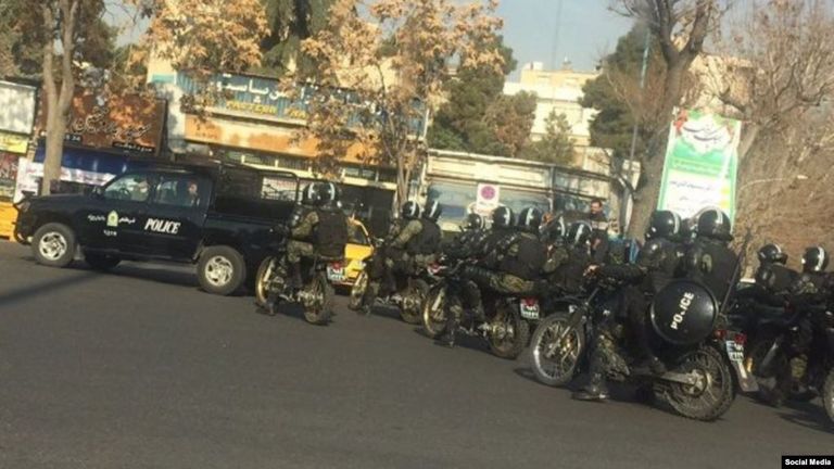 قوات الأمن تقمع محتجين إيرانيين- أرشيفية