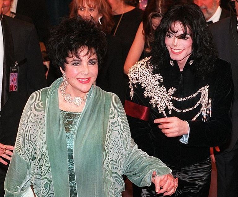 معطف مايكل جاكسون الأصلي بيع بـ65 ألف دولار في أكتوبر الماضي