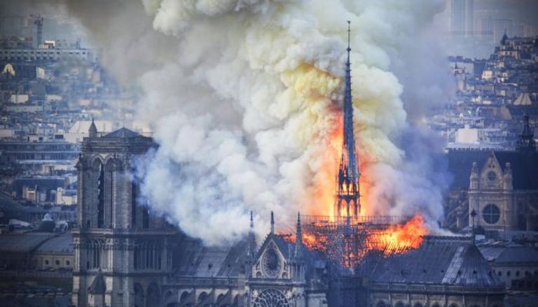 كاتدرائية نوتردام باريس أثناء حريقها في أبريل الماضي