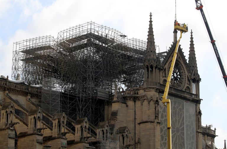 كاتدرائية نوتردام باريس أثناء حريقها في أبريل الماضي
