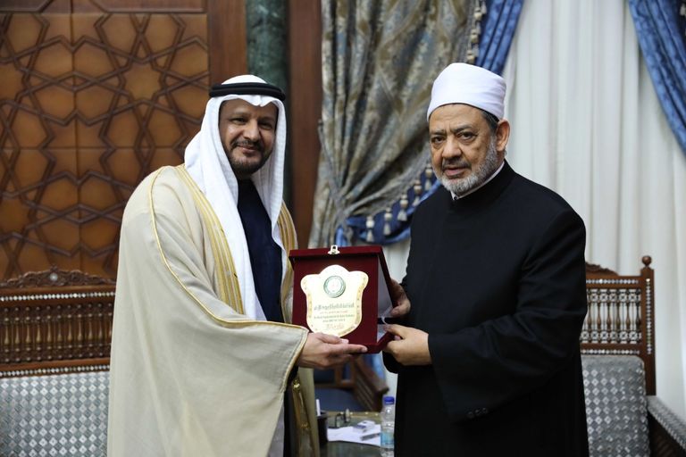 شيخ الأزهر يستقبل مدير عام مؤسسة زايد للأعمال الخيرية والإنسانية